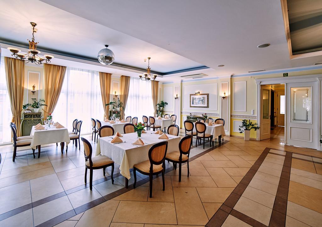 Villa Royal ออสทรุฟ วีแยลคอพพอลสกี ภายนอก รูปภาพ