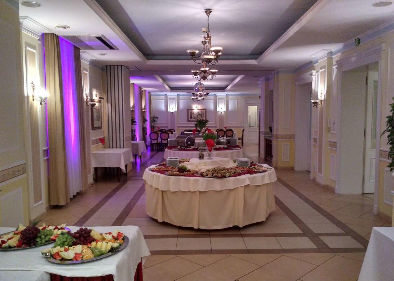 Villa Royal ออสทรุฟ วีแยลคอพพอลสกี ภายนอก รูปภาพ